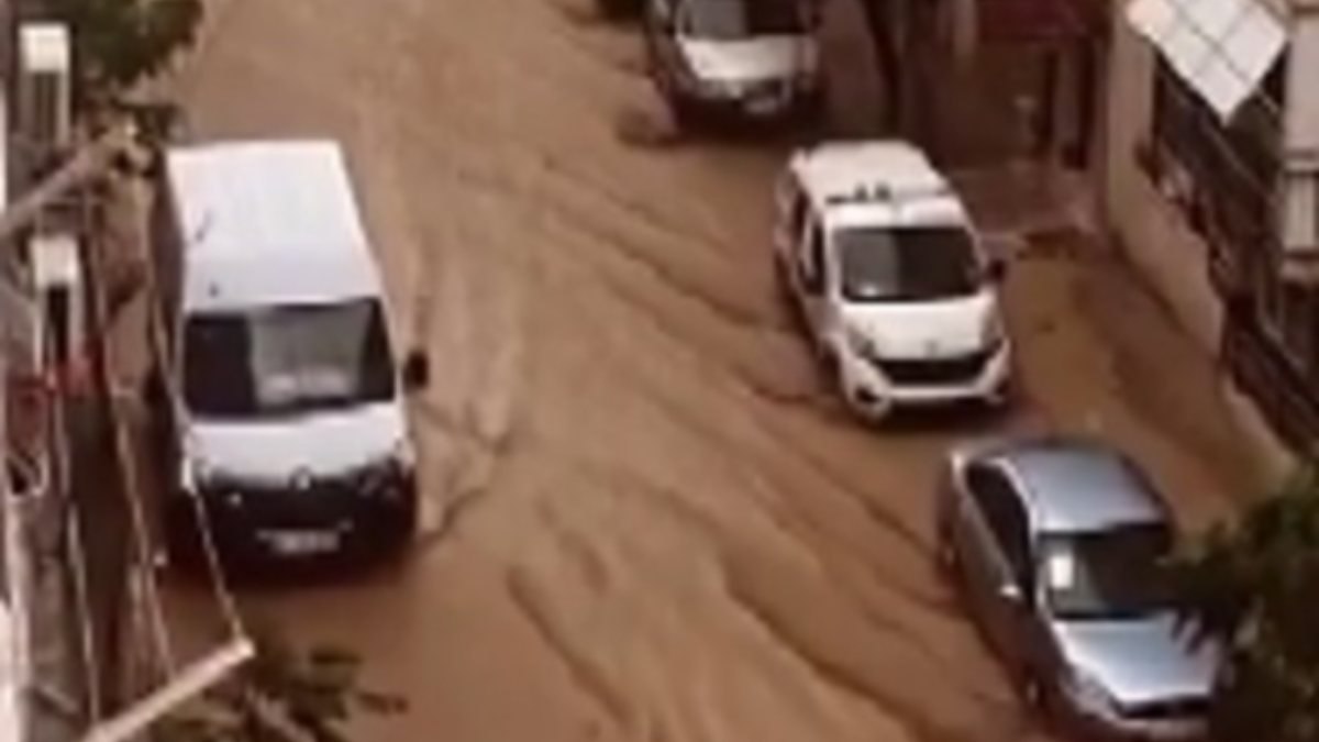 İzmir'de sağanak yine taşkına neden oldu