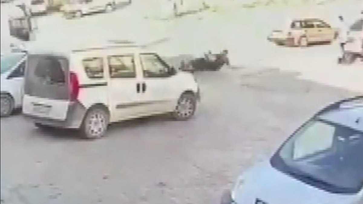 Eskişehir’de 20 yaşındaki motosikletlinin tırın altında kaldığı anlar