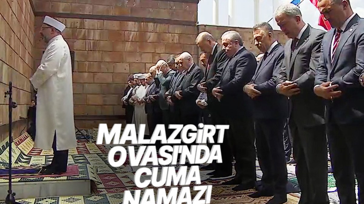 Malazgirt'te cuma namazı: Cumhurbaşkanı Erdoğan ve Bahçeli yan yana kıldı