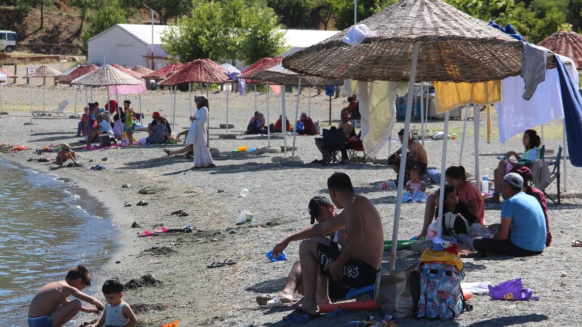 Elazığ'da sıcaktan bunalanlar soluğu Hazar Gölü'nde aldı