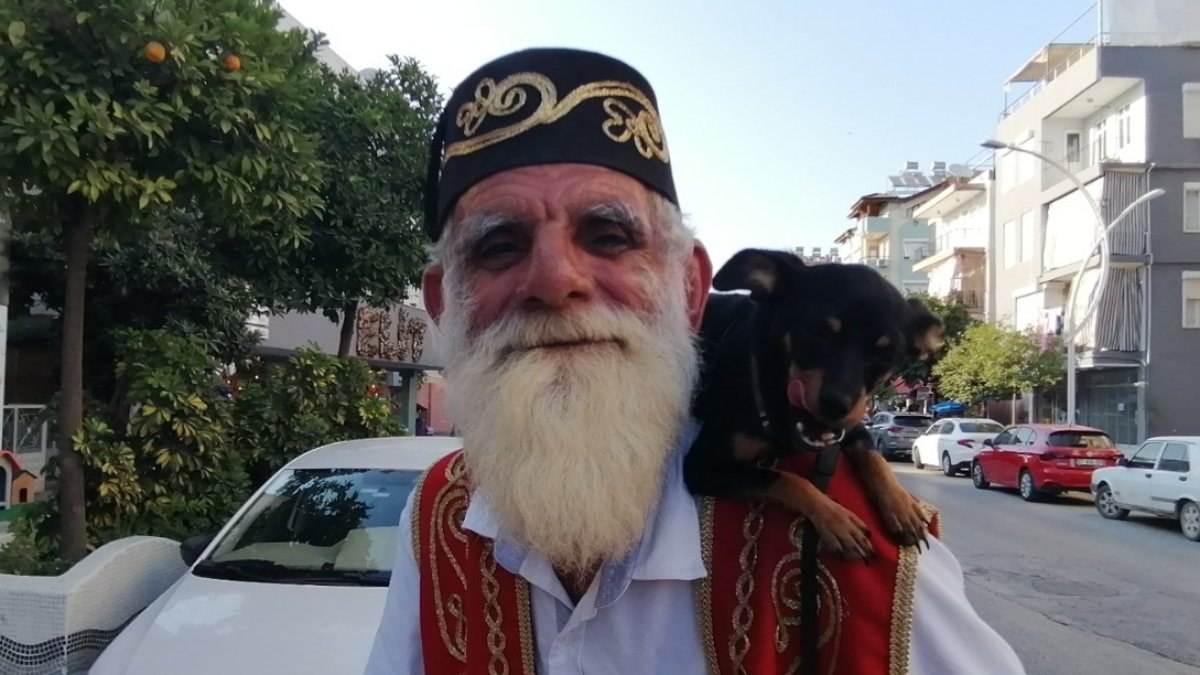 Antalya'daki turistlerin ilgi odağı: Yaşlı adam ve köpeği