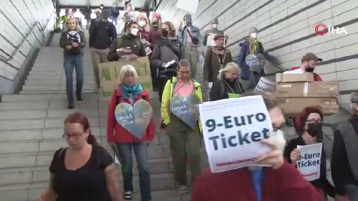 Almanya'da, ulaşımda indirimli bilet uygulamasının devamı için protesto