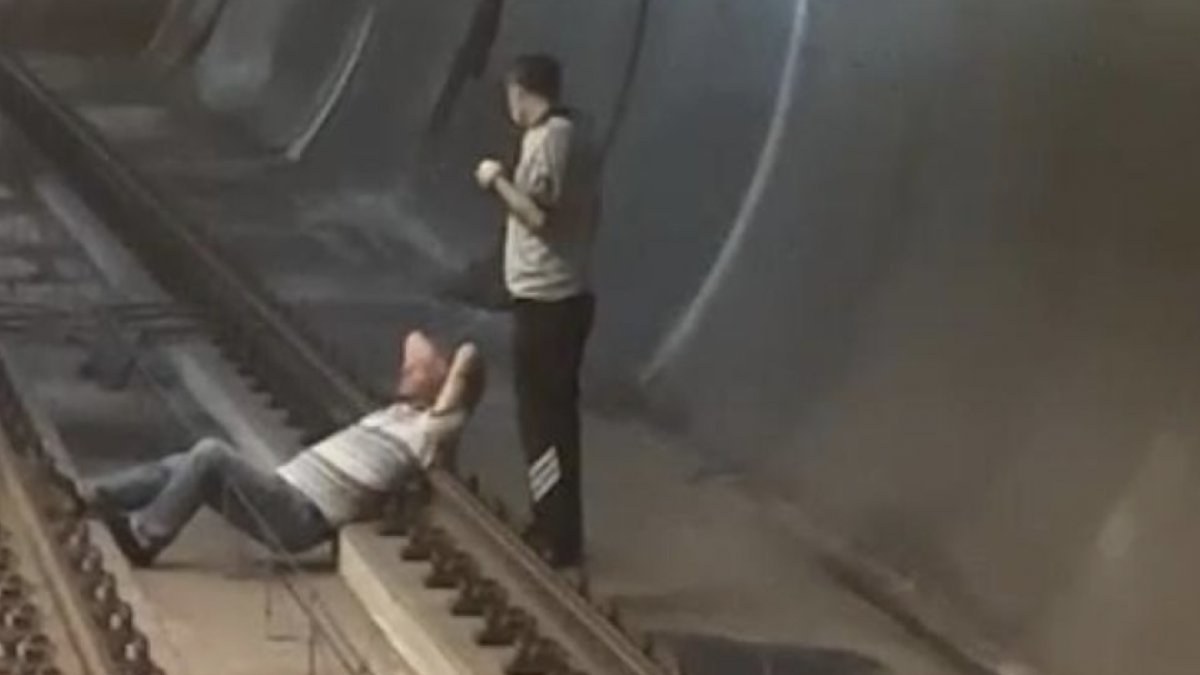 Kadıköy'de bir kişi metro raylarına uzandı