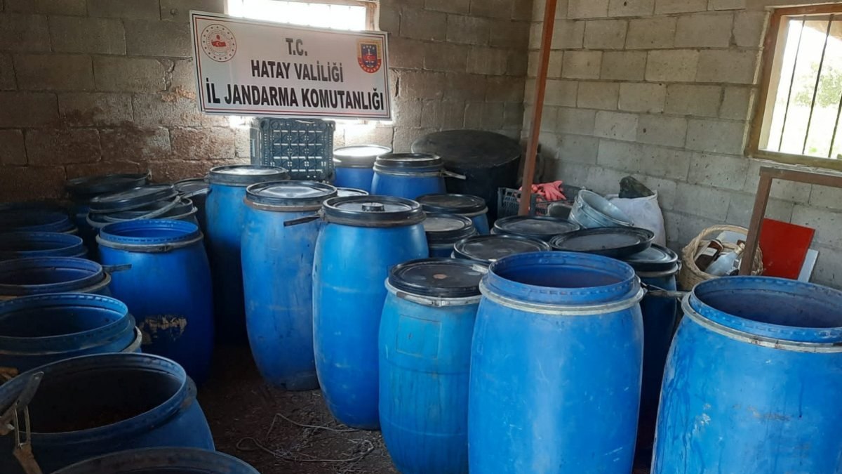 Hatay’da 13 bin 350 litre sahte içki ele geçirildi
