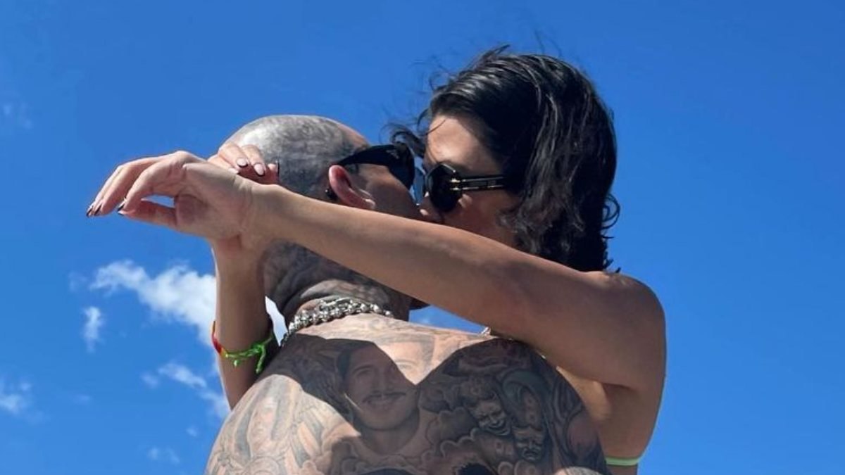 Kourtney Kardashian, yine Travis Barker'in kucağında