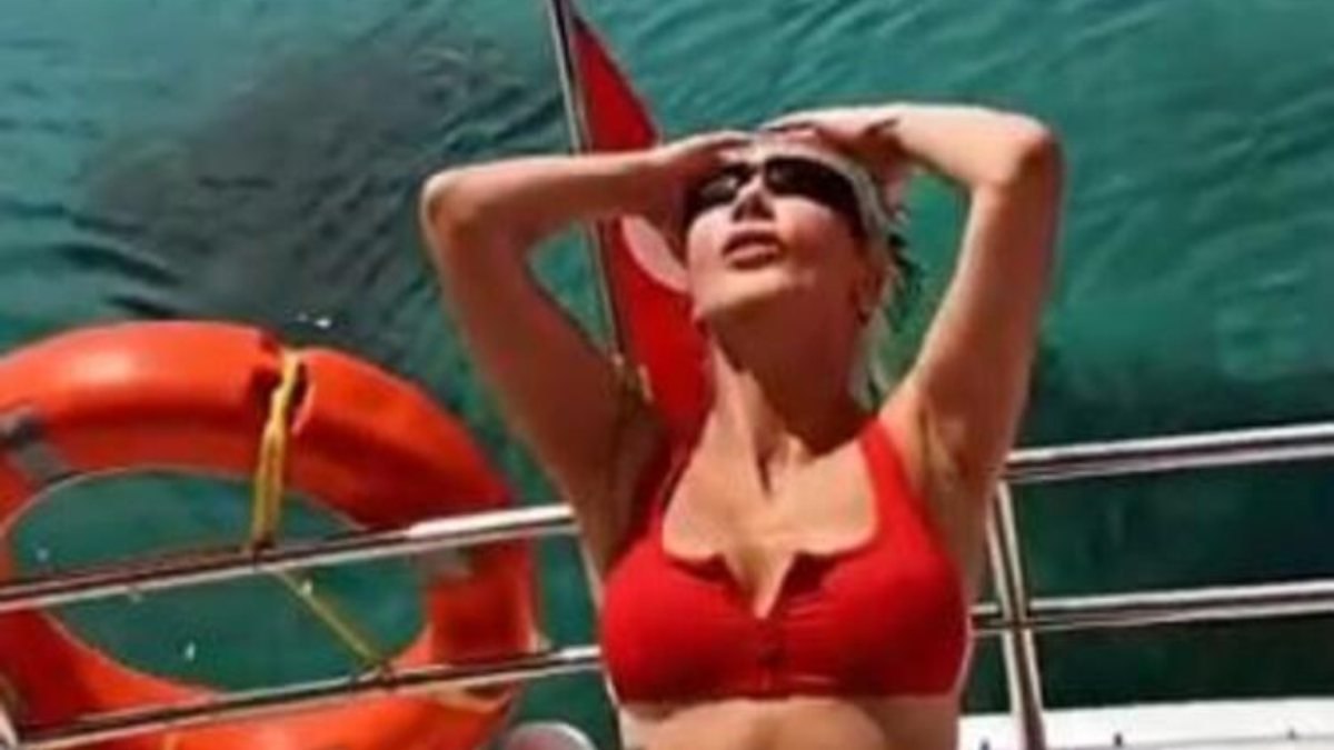 Hande Yener kırmızı bikinisiyle poz verdi