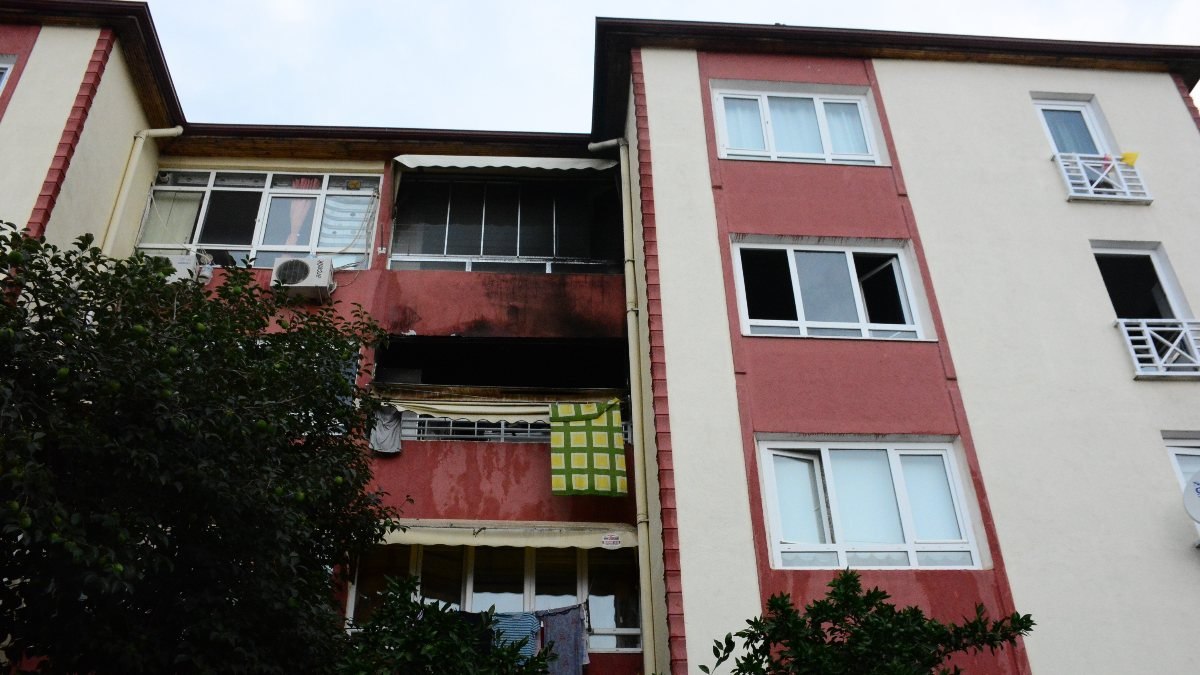 Kocaeli’de buzdolabından yangın çıktı, bina sakinleri camlardan kurtarıldı