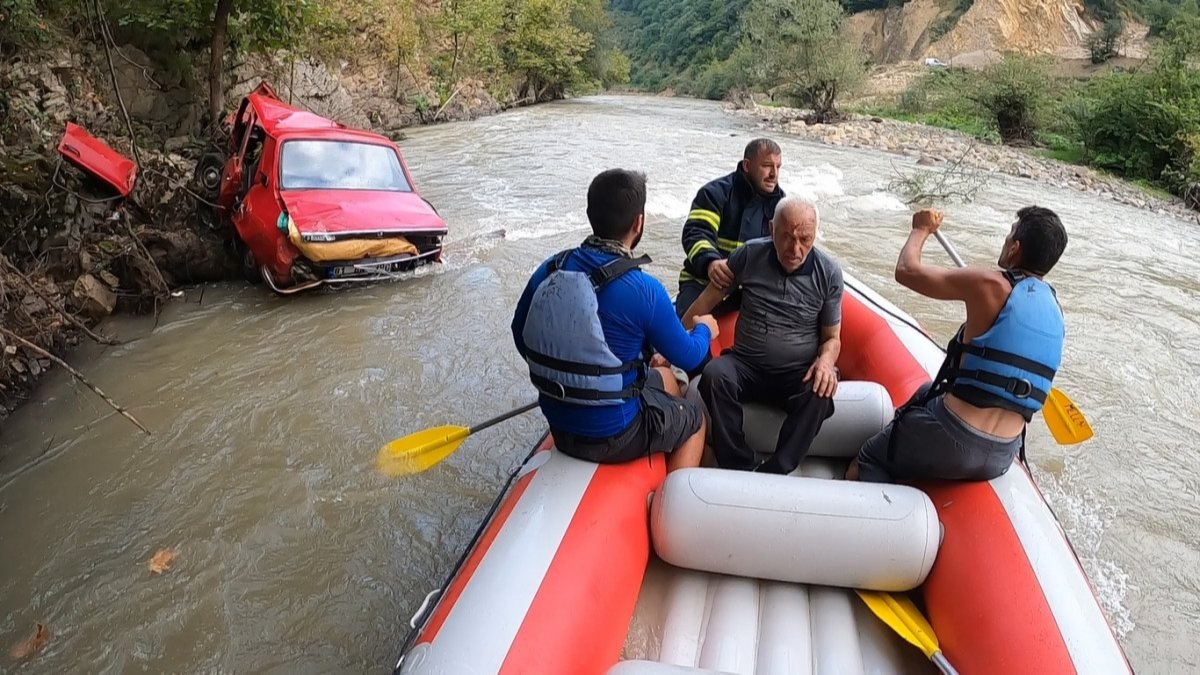 Düzce'de otomobil çay yatağına yuvarlandı, sürücüyü raftingciler kurtardı