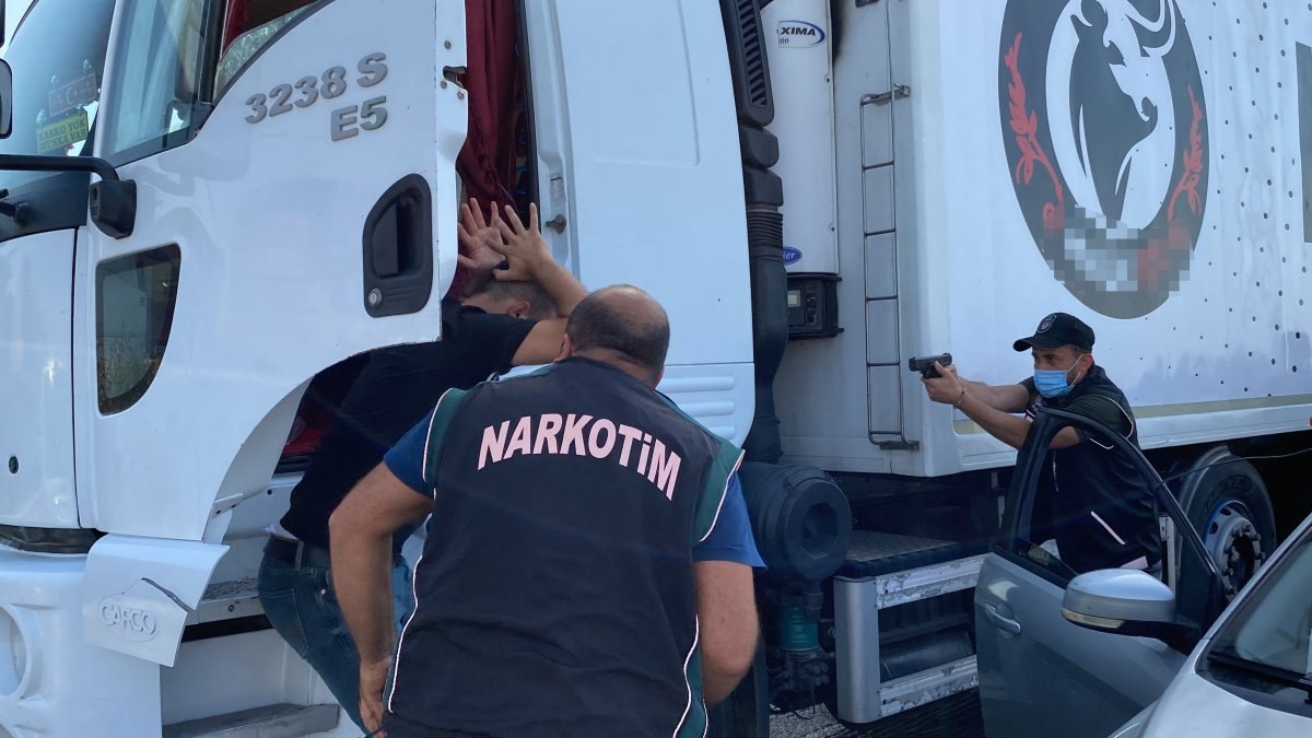 Mersin’de et tırından 77 kilo esrar çıktı