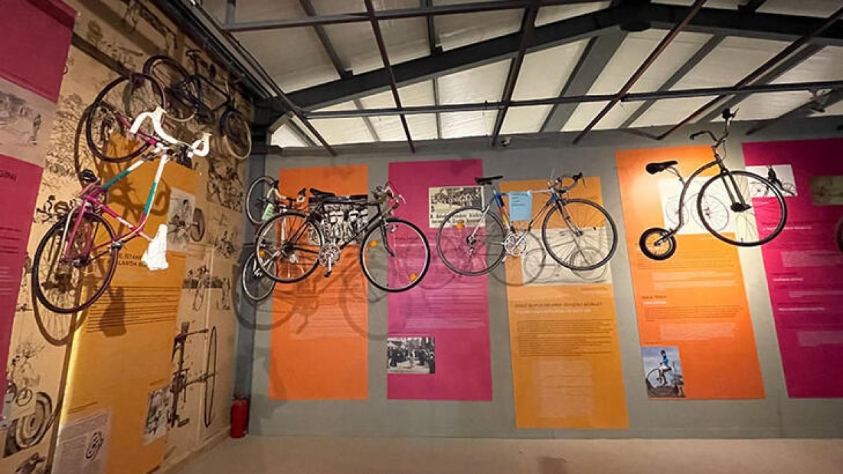 İsmet İnönü'nün ailesinden, yazarlardan sanatçılara uzanan Bisiklet Sergisi