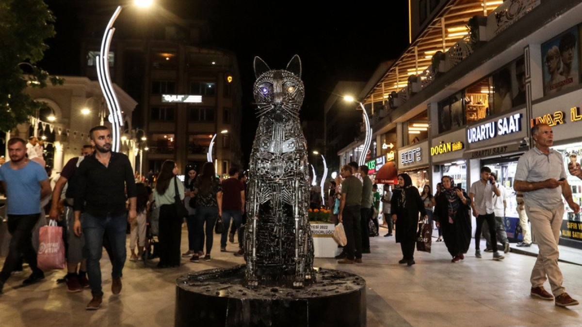 Hurda malzemelerle yapılan, 650 kilogramlık Van kedisi heykeli ilgi odağı oldu