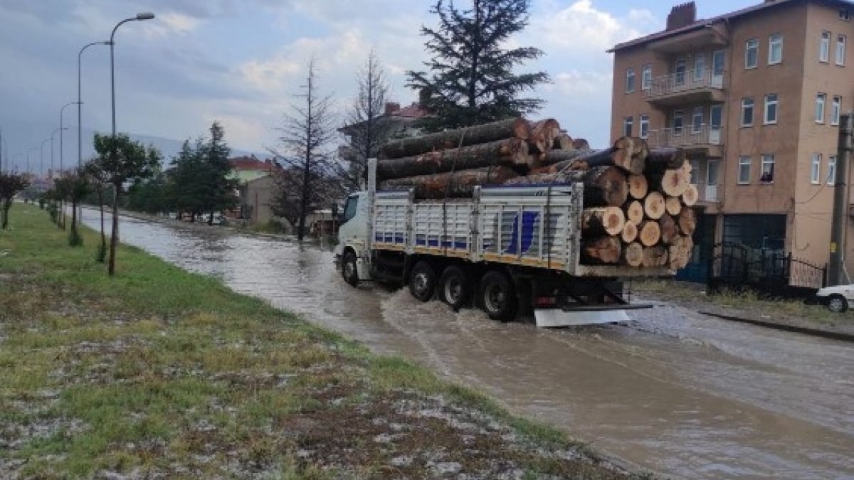 Kütahya'da sağanak sonrası yollar göle döndü