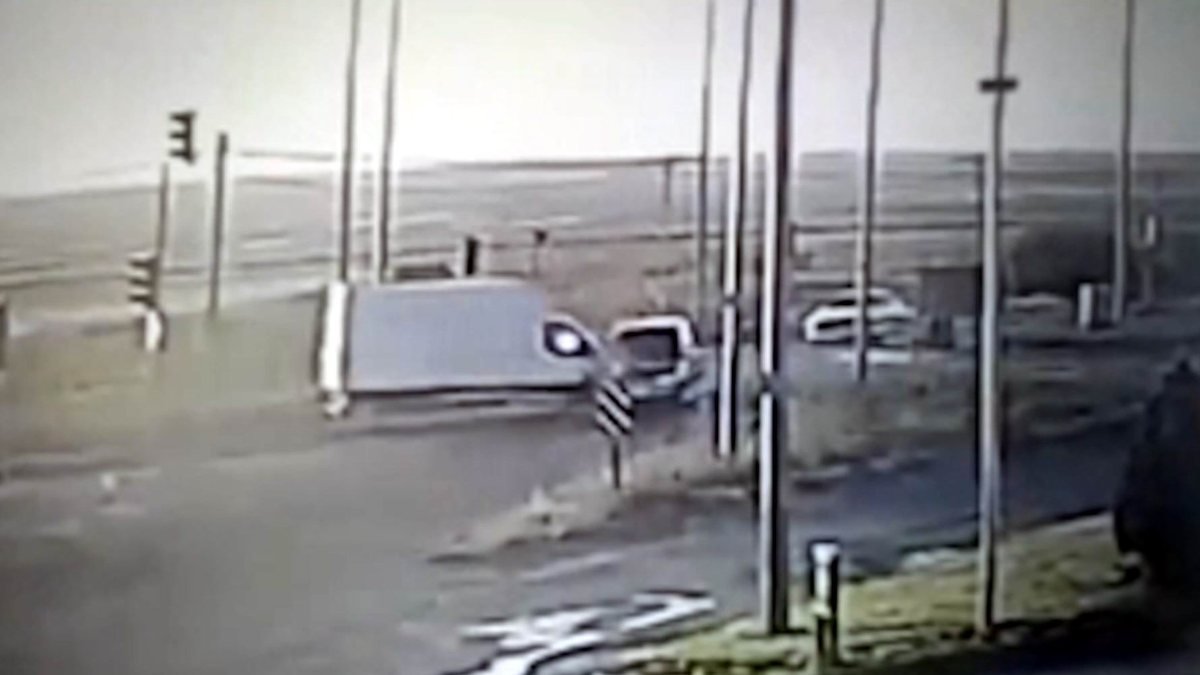 Kayseri'de kamyonla hafif ticari araç çarpıştı: 2 ölü, 4 yaralı