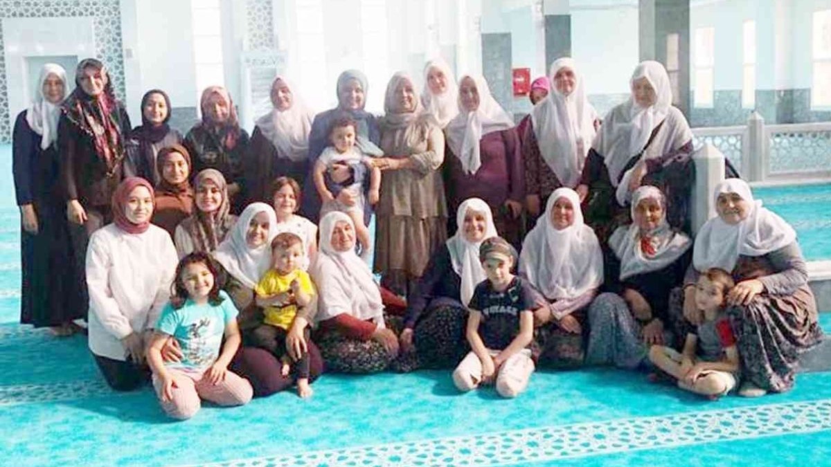 Afyonkarahisar'da 30 ev kadını her hafta bir camiyi temizliyor