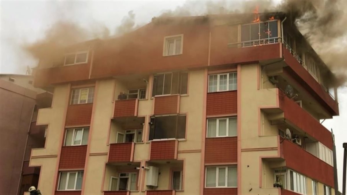 Kocaeli'de bir binaya yıldırım düştü: Korkudan 3 kişi bayıldı