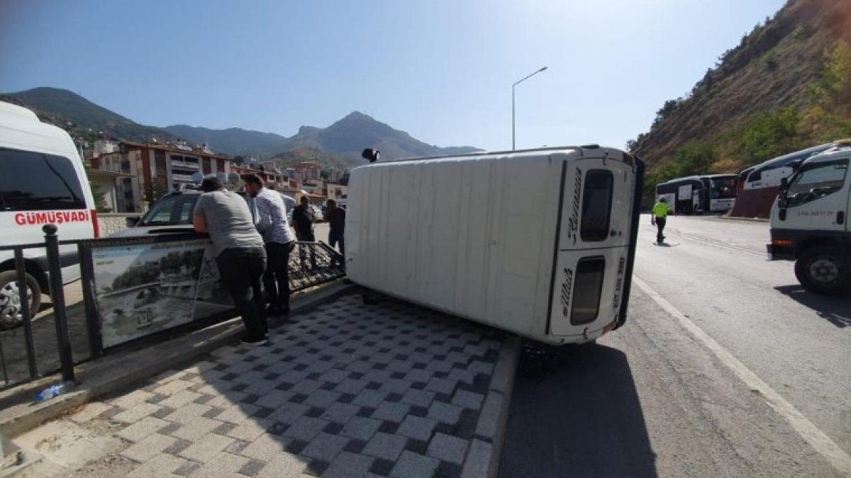 Gümüşhane'de yayaya çarpmamak için manevra yapan minibüs yan yattı