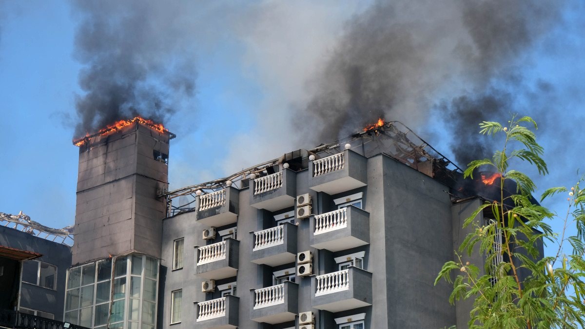 Alanya'da 5 yıldızlı otelin çatısında yangın çıktı