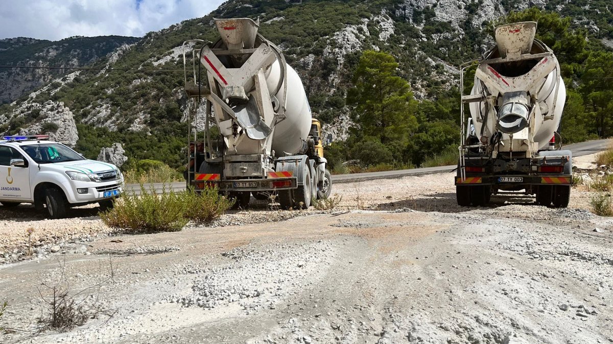 Antalya'da, beton mikseri yıkayıp çevreyi kirleten şoförlere ve şirkete ceza