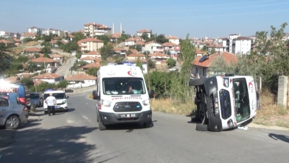 Kırıkkale'de vakaya giden ambulansa otomobil çarptı: 2 sağlıkçı yaralı