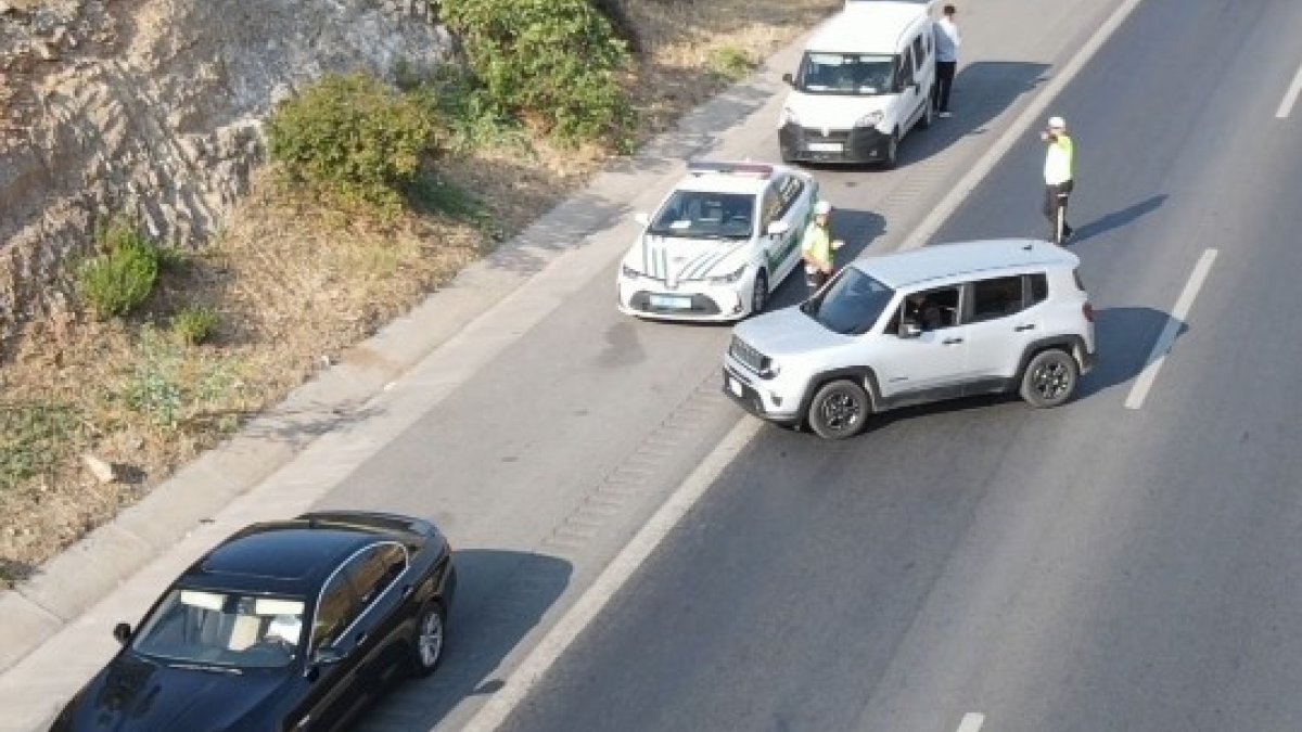 İzmir'de emniyet şeridini ihlal eden 49 araca 45 bin lira ceza