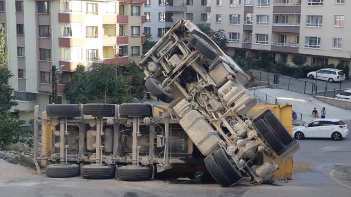 Ankara'da yokuşu çıkmaya çalışan hafriyat kamyonu devrildi