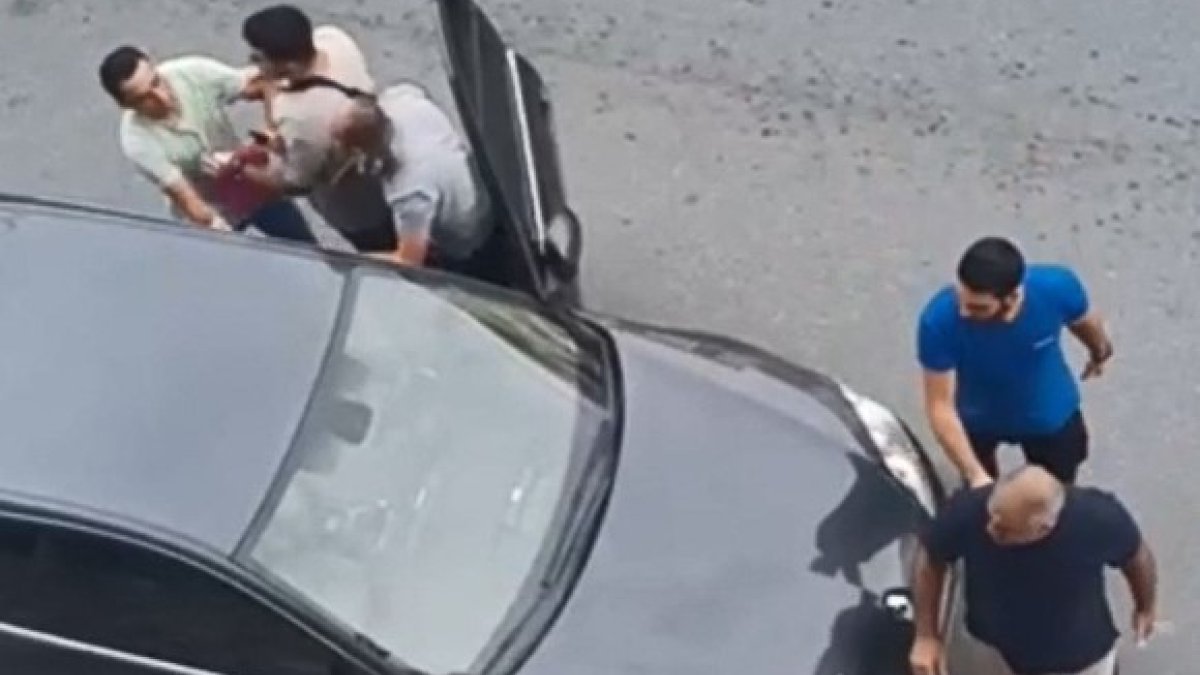 Sultangazi'de aracını park eden polis, 'burası bizim yerimiz' diyerek darbedildi