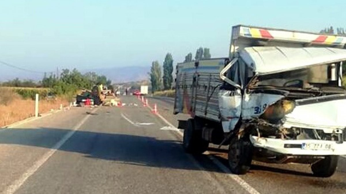 İzmir'de kamyonla traktör çarpıştı; İyi Parti'li başkan yardımcısı öldü, 13 yaralı