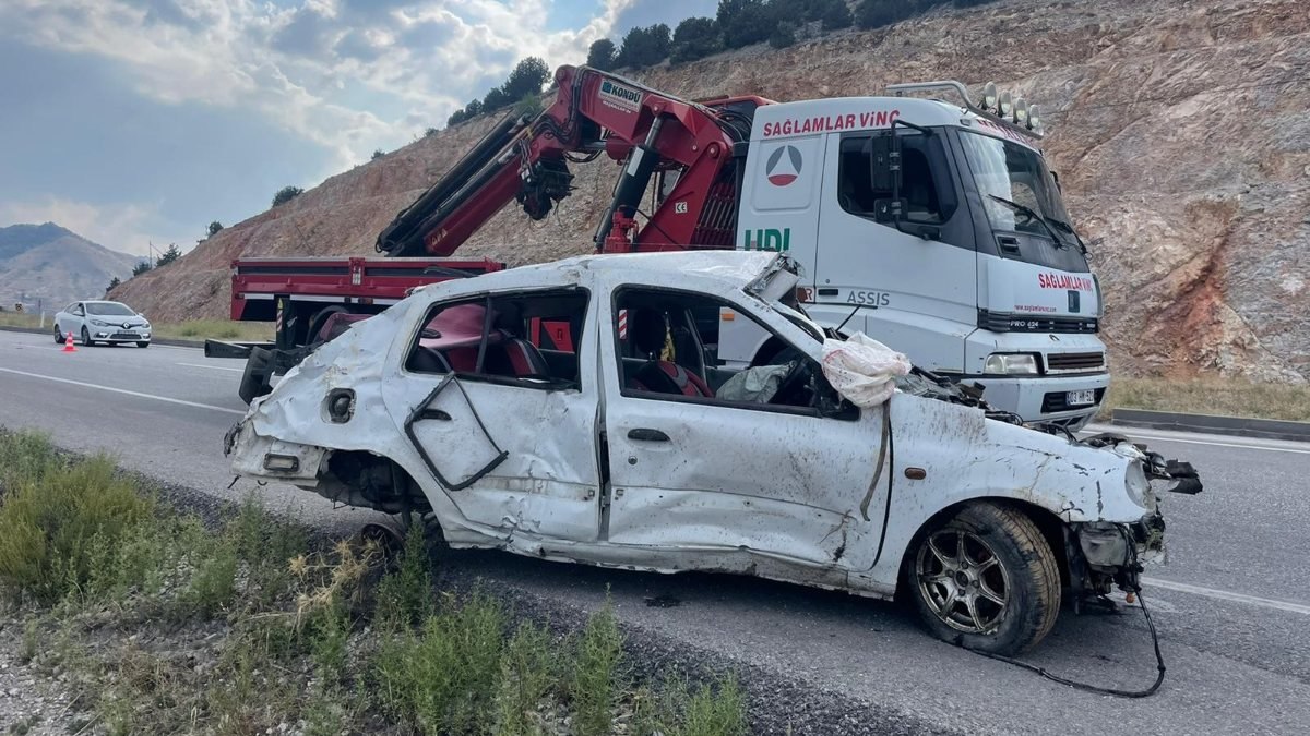 Afyonkarahisar'da 30 metrelik şarampole devrilen otomobildeki 2 kişi hayatını kaybetti