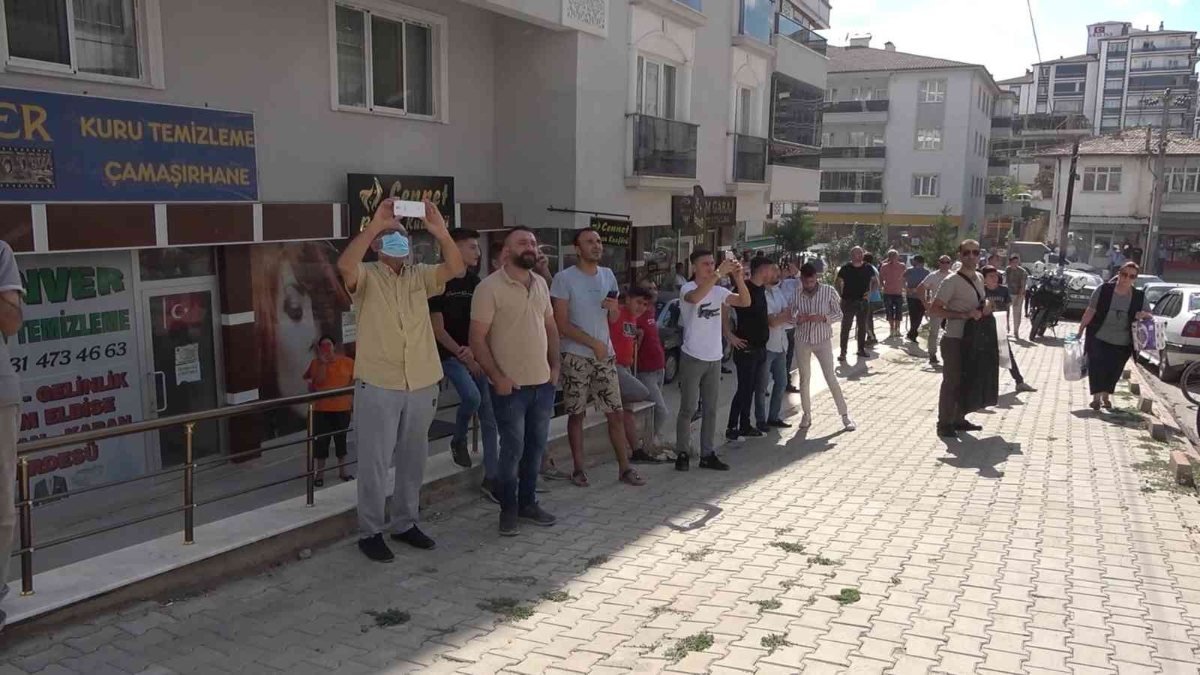 Kırıkkale'de bir binanın 4'üncü katı alev alev yandı: Vatandaşlar film izler gibi seyretti