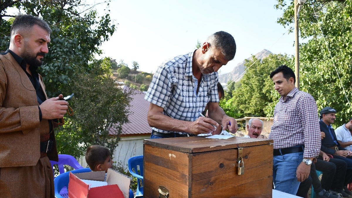 Şırnak'ta düğünde seçim gibi takı töreni: Oy kullanır gibi zarf attılar