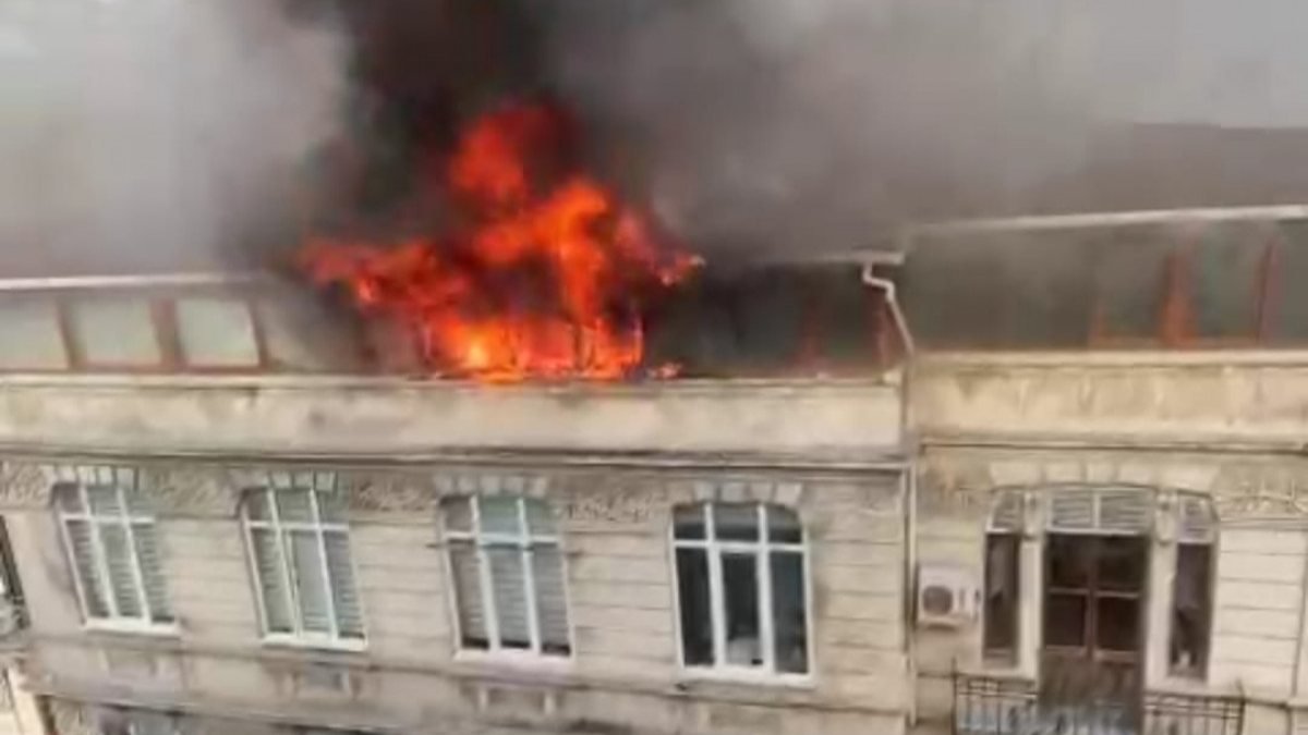 Beyoğlu'nda tarihi binada yangın çıktı