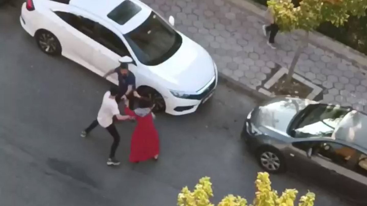 Esenyurt’ta, eşine sokak ortasında sopayla saldırdı