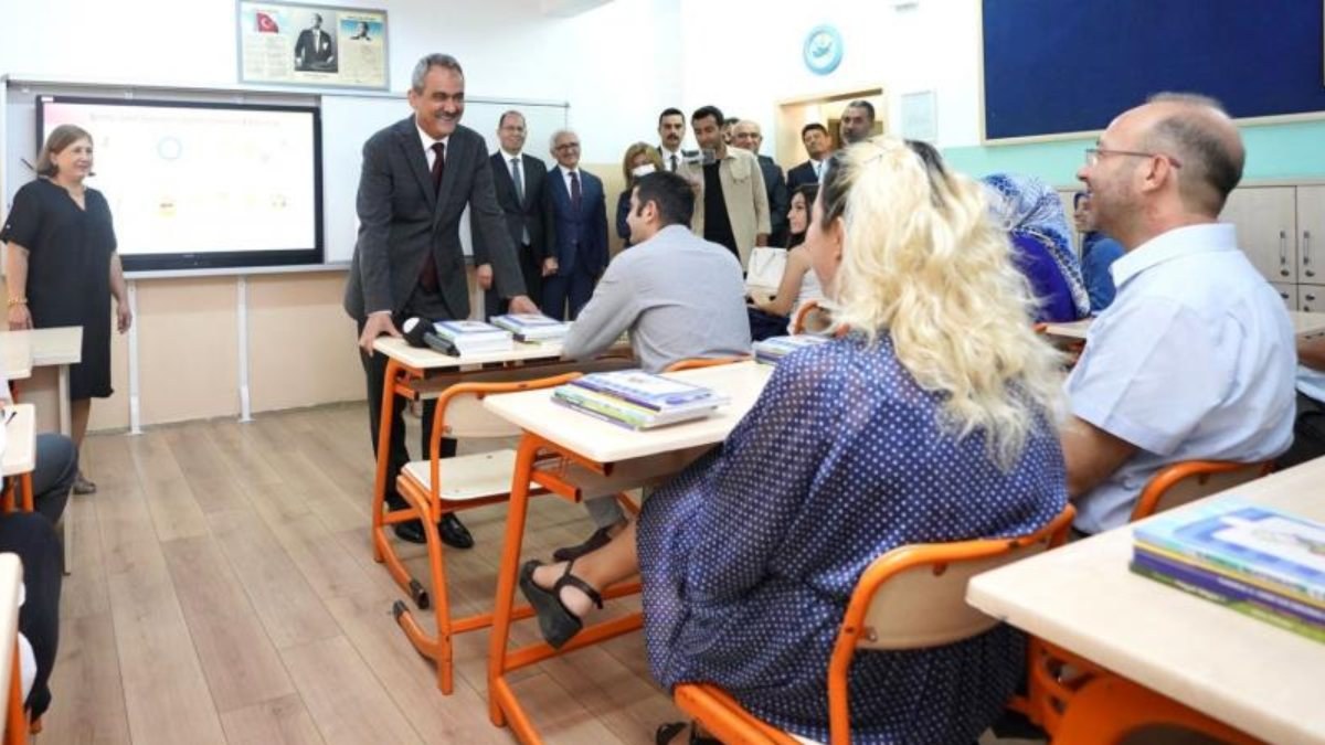 Mahmut Özer, uyum eğitimleri programına başlayan okula ziyaret etti