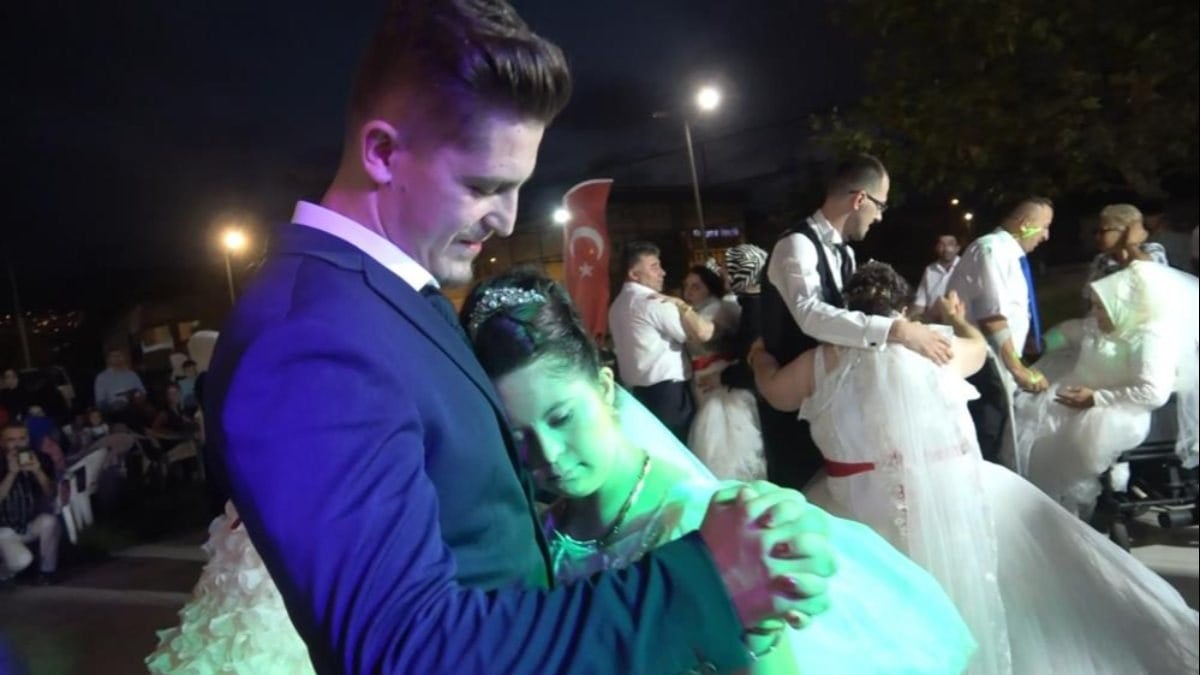 Bursa'da 7 down sendromlu genç kıza temsili düğün yapıldı