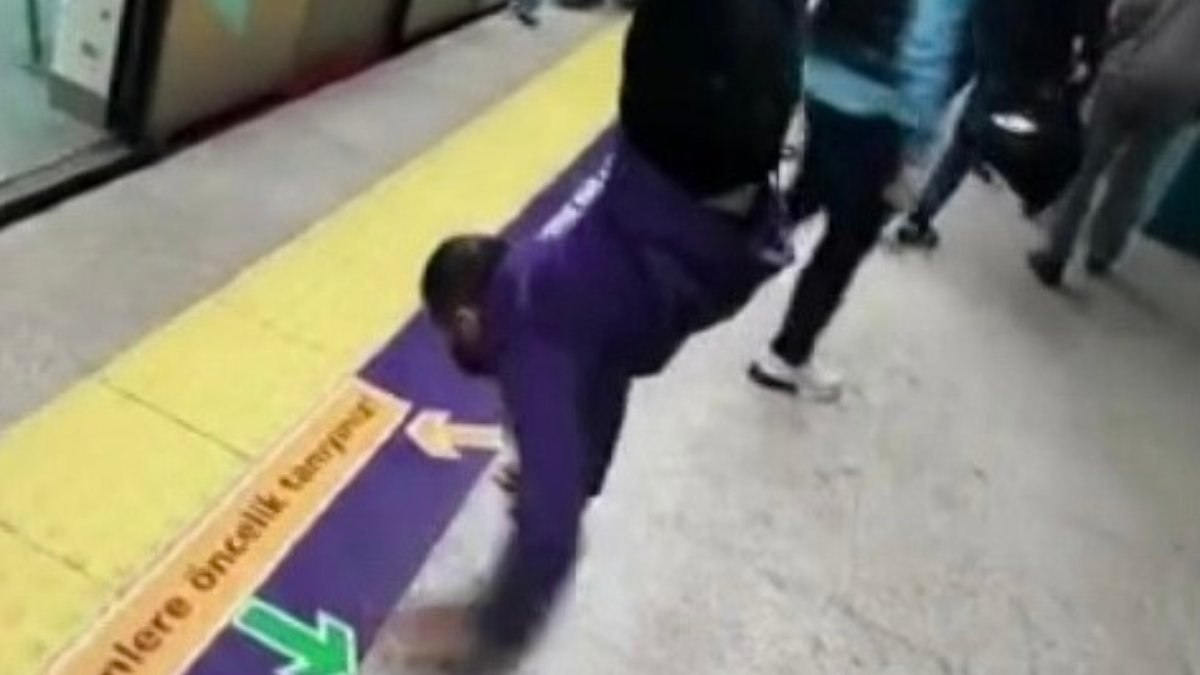 Kadıköy’de akrobatik metro yolculuğu kamerada