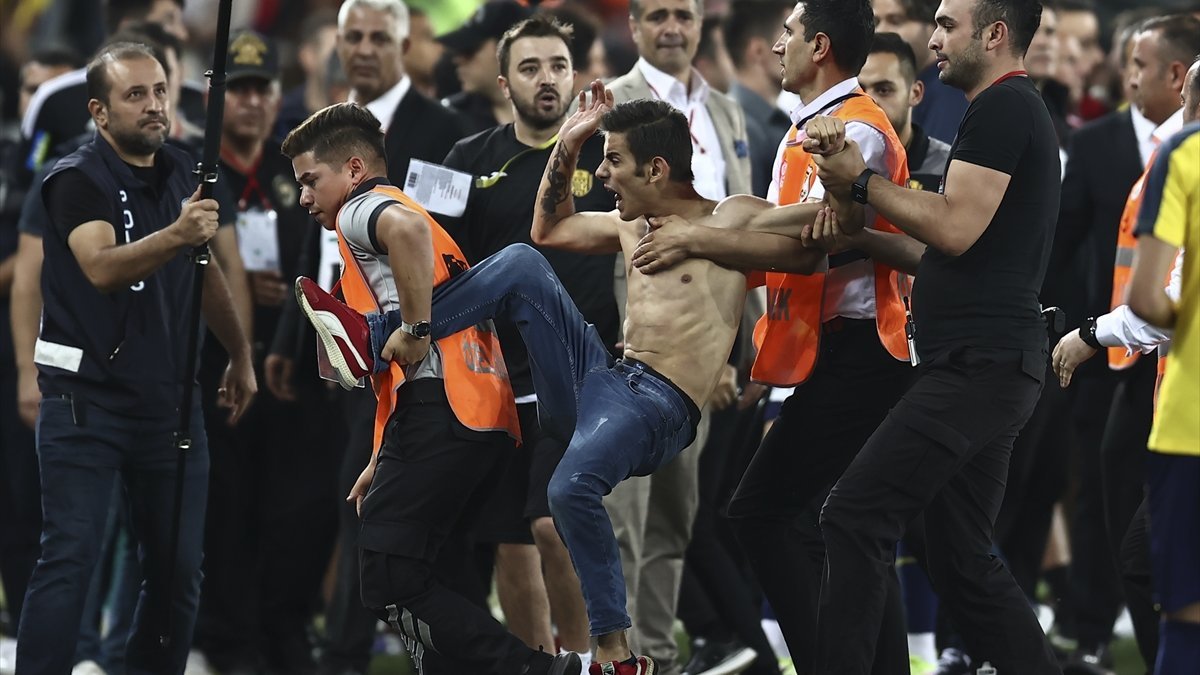 Ankaragücü-Beşiktaş maçında sahaya giren taraftar gözaltında