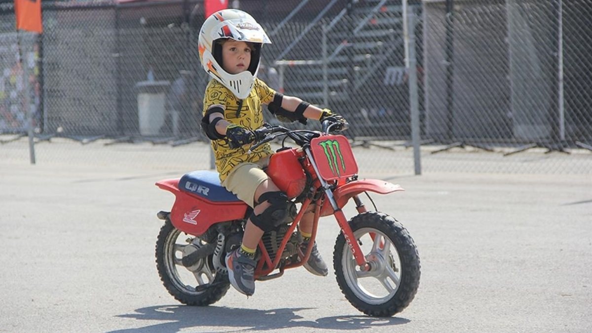 Afyonkarahisar'da 4,5 yaşındaki çocuk, motokros şampiyonasının maskotu oldu