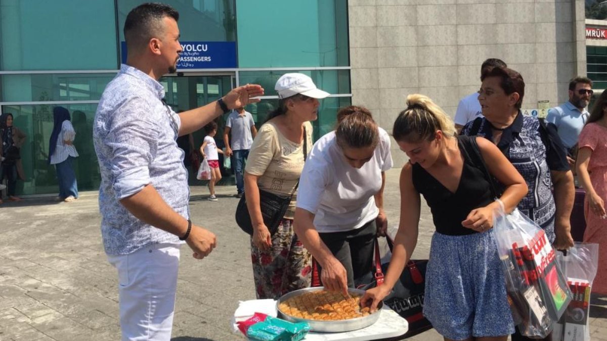Artvin sınırında Gürcü turistlere tatlı ikramı