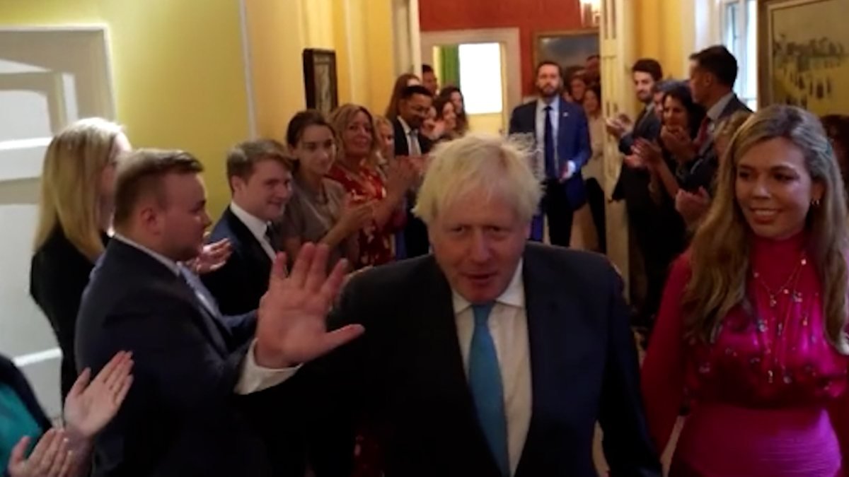Boris Johnson, Başbakanlık'tan alkışlarla ayrıldı