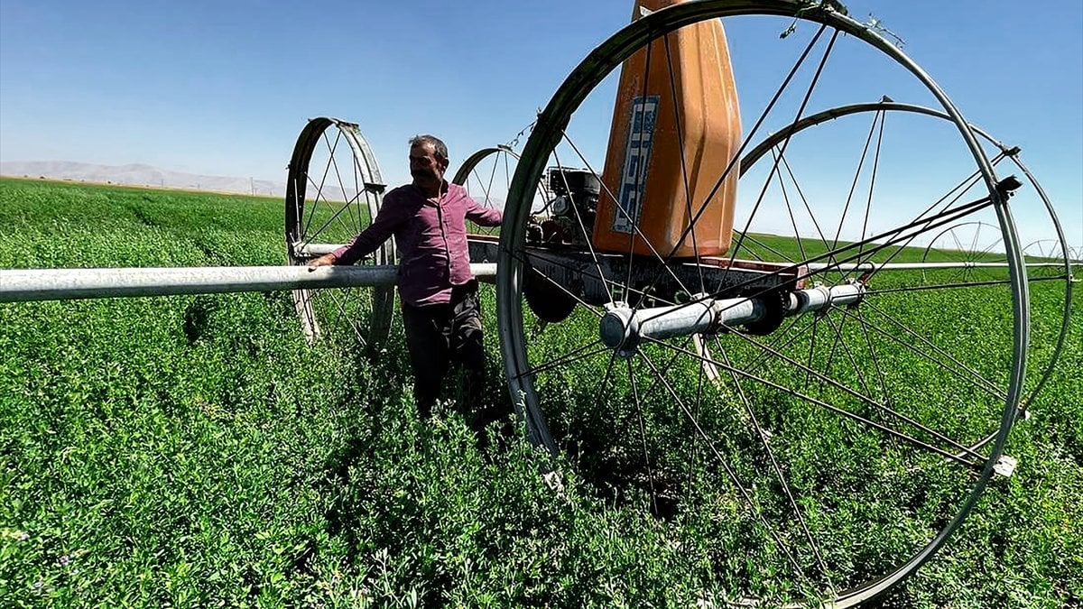 Konya Ovası'nda 'motorlu sulama sistemi' çiftçinin imdadına yetişti