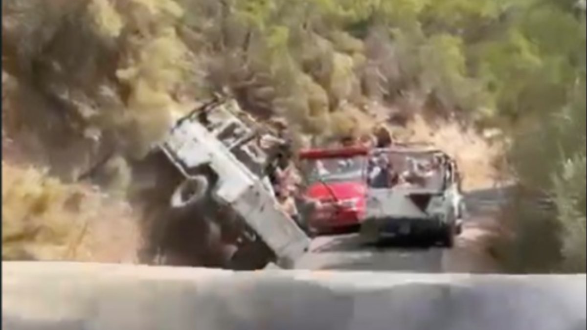 Antalya'da turistleri taşıyan safari aracı kaza yaptı