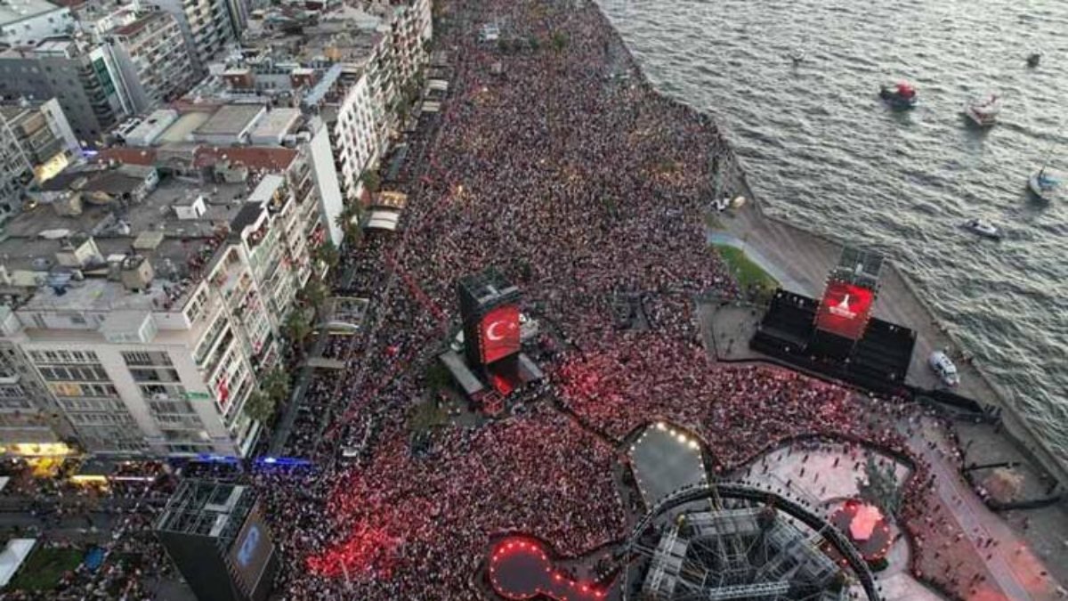 İzmir'deki Tarkan konserine 300 bin kişi katıldı