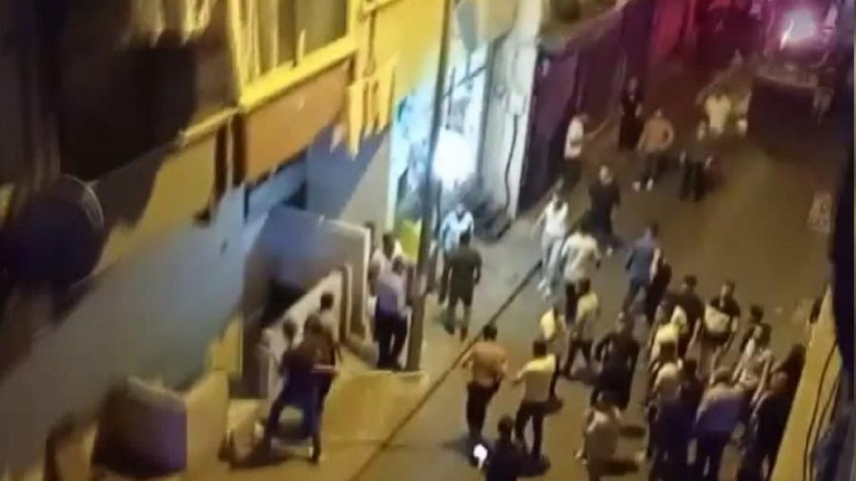 Bağcılar’da husumetli aileler, sokak ortasında çatıştı