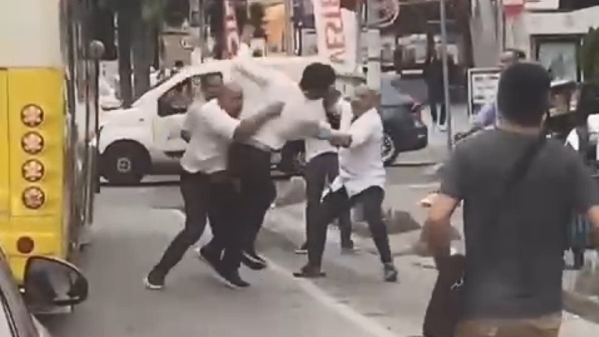 Sancaktepe'de otobüste başlayan kavga sokakta devam etti