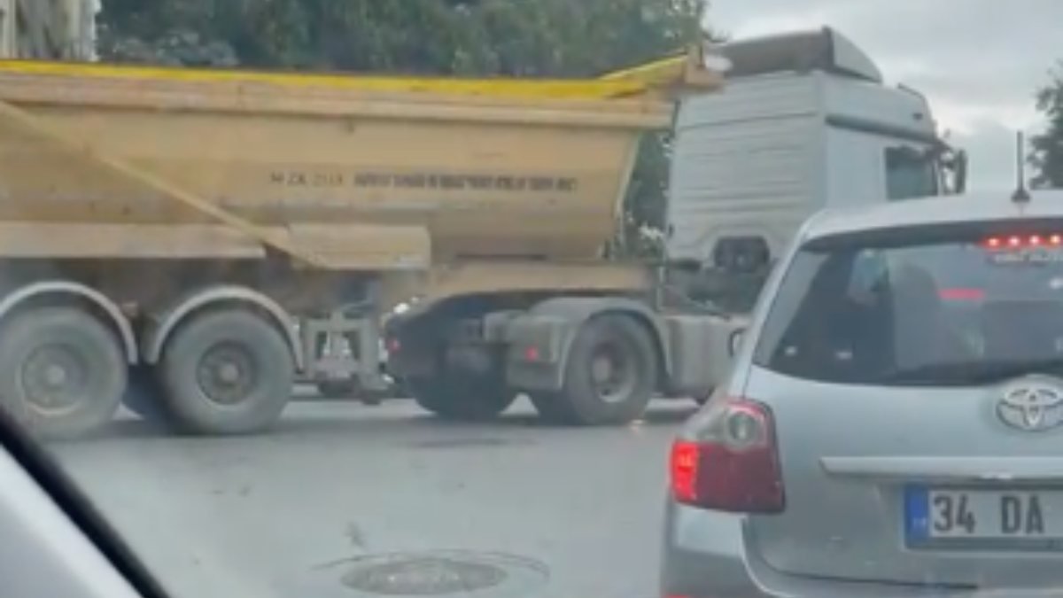 İstanbul'daki trafik yoğunluğuna hafriyat kamyonu çilesi