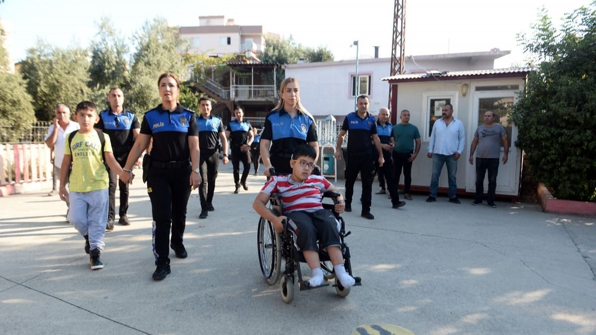 Adana'da anne ve babasını kaybeden çocuklara polis şefkati