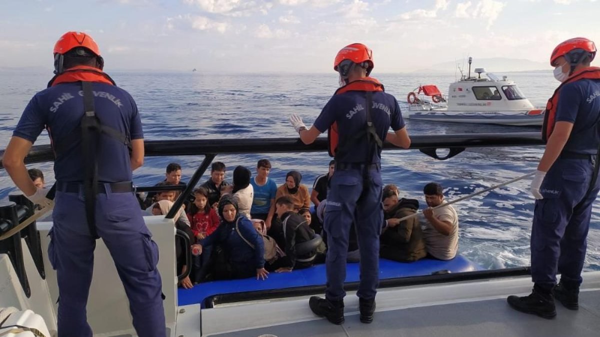 İzmir açıklarında 59 mülteci kurtarılırken, 39 göçmen de yakalandı