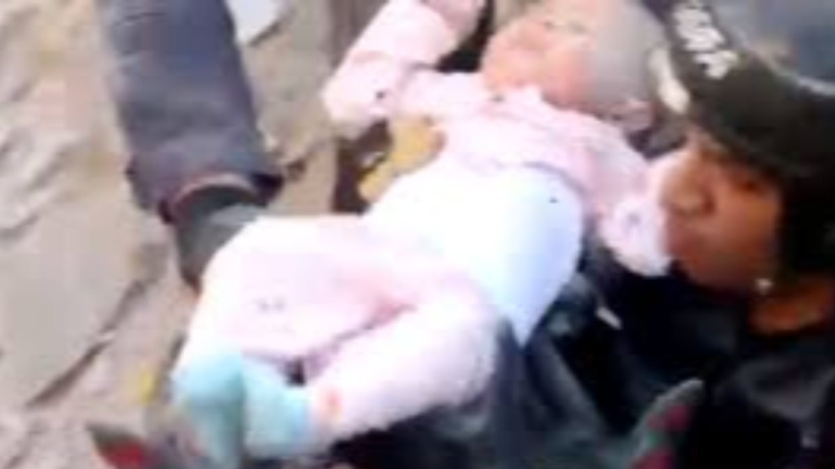 Ürdün'de bebek, 30 saat sonra enkazdan sağ çıktı