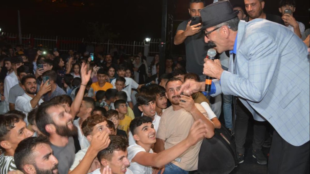 Hakkari'de konser veren Tıvorlu İsmail'e sevgi seli