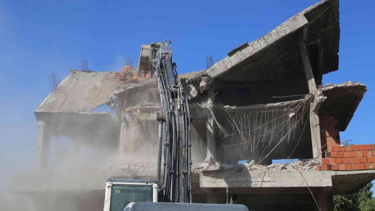 Gölcük'te tehlike arz eden toplam 103 metruk bina yıkıldı